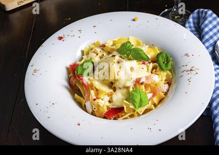 Tagliatelle mit Gorgonzola-Masarponesauce und Schinken Stockfoto