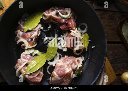 Roher ostfriesischer Snirtje-Braten mit Gewürzen Stockfoto