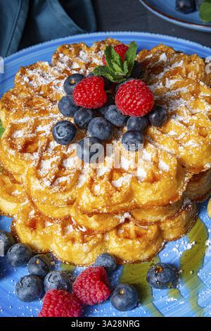 Einfache süße Waffeln mit Himbeeren und Heidelbeeren Stockfoto