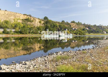 Raddampfer Krippen auf der Elbe stromabwärts von Meissen, im Hintergrund das Dorf Karpfenschaenke, Diera-Zehren, Sachsen, Deutschland, Europa Stockfoto
