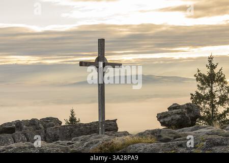 Gipfelkreuz auf dem Toepfer, im Hintergrund die Gipfel des Isergebirges im Morgennebel, Zittauer Berge, Sachsen, Deutschland, Europa Stockfoto