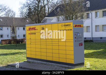 DHL Packstation, Abholung und Rückgabe von DHL Paketen, in einem Wohngebiet, Station wird mit Solarenergie betrieben, Bottrop, Nordrhein-Westfalen, Deutschland, Stockfoto
