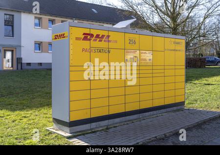 DHL Packstation, Abholung und Rückgabe von DHL Paketen, in einem Wohngebiet, Station wird mit Solarenergie betrieben, Bottrop, Nordrhein-Westfalen, Deutschland, Stockfoto