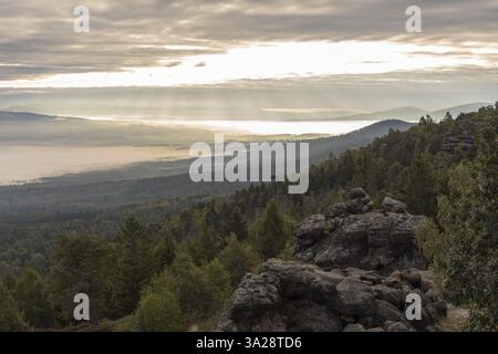 Athmosphärischer Morgenhimmel mit Wolken, Sonnenstrahlen und Nebel, Blick vom Gipfel des Toepfer auf das Isergebirge, Zittau-Gebirge, Sachsen, Deutschland Stockfoto