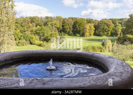 Brunnen am Römischen Haus mit einem weiten Blick über den Park auf der ILM, Weimar, Thüringen, Deutschland, Europa Stockfoto