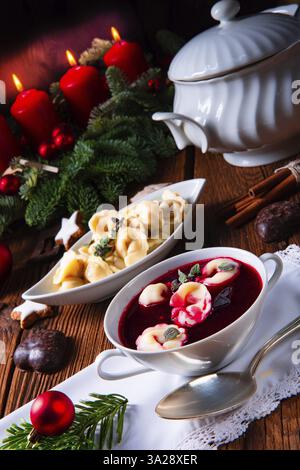 Weihnachtssuppe Borschtsch mit kleinen Klößchen Stockfoto