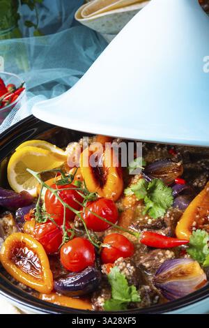 Köstliches, scharfes Rindfleisch, gekocht mit verschiedenen Gemüsesorten in Tagine Stockfoto