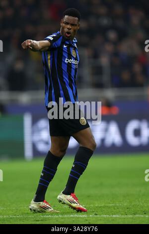 Mailand, Italien. März 2025. Denzel Dumfries vom FC Internazionale gibt beim Achtelfinale-Spiel der UEFA Champions League 2024/25 im zweiten Leg zwischen dem FC Internazionale und Feyenoord im Stadio Giuseppe Meazza (San Siro) am 11. März 2025 in Mailand. Quelle: Marco Canoniero/Alamy Live News Stockfoto
