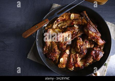 Herzhafte Schweinerippchen mit Knoblauch und Grillsoße Stockfoto