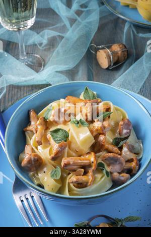 Pappardelle mit Käsesauce und frischen Pfifferlingen Stockfoto