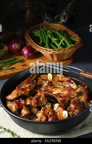 Herzhafte Schweinerippchen mit Knoblauch und Grillsoße Stockfoto