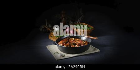 Herzhafte Schweinerippchen mit Knoblauch und Grillsoße Stockfoto