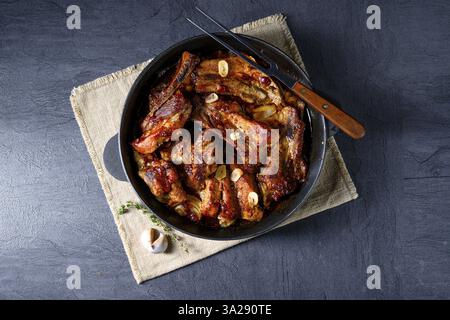Herzhafte Schweinerippchen mit Knoblauch und Grillsoße Stockfoto