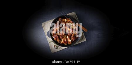 Herzhafte Schweinerippchen mit Knoblauch und Grillsoße Stockfoto
