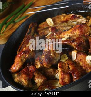 Herzhafte Schweinerippchen mit Knoblauch und Grillsoße Stockfoto