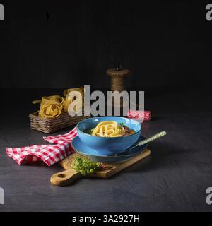 Köstliche hausgemachte Hühnchennudelsuppe Stockfoto