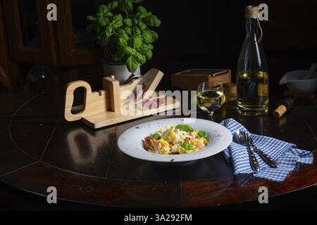 Tagliatelle mit Gorgonzola-Masarponesauce und Schinken Stockfoto