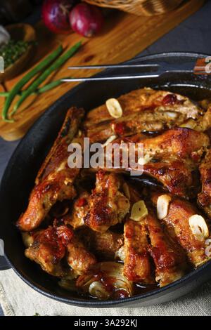 Herzhafte Schweinerippchen mit Knoblauch und Grillsoße Stockfoto