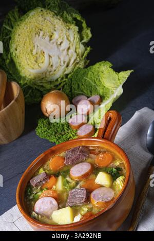 Köstlicher Savoyenkohl-Eintopf in einer rustikalen Schüssel Stockfoto