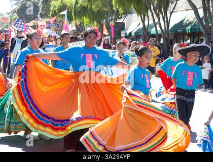 Half Moon Bay, CA - 19. Oktober 2024: Nicht identifizierte Teilnehmer des 52. Jährlichen Art and Pumpkin Festival, die an der Parade teilnehmen. Stockfoto