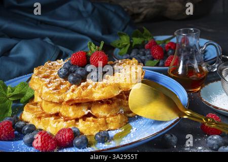 Einfache süße Waffeln mit Himbeeren und Heidelbeeren Stockfoto
