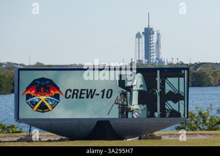 12. März 2025: Die Countdown-Uhr der NASA ist auf der Launch Complex 39 Press Site zu sehen und zeigt ein statisches Bild der Crew-10-Mission und der SpaceX Crew Dragon. SpaceX's Falcon 9 mit Crew Dragon Capsule ist im Hintergrund am Launch Complex 39A zu sehen, bevor die Crew-10-Mission später am Abend zur Space Station gestartet wird. Quelle: Brandon J. Moser/Alamy Live News Stockfoto
