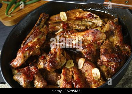 Herzhafte Schweinerippchen mit Knoblauch und Grillsoße Stockfoto
