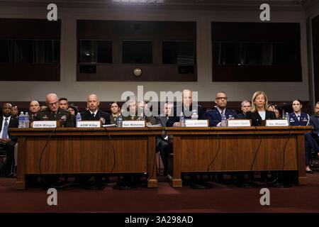 (Von links nach rechts) General James J. Mingus, stellvertretender Stabschef der Armee, Admiral James W. Kilby, stellvertretender Stabschef der Marineeinsätze, General Christopher J. Mahoney, stellvertretender Kommandant des Marinekorps, General Michael A. Guetlein, stellvertretender Stabschef der Raumfahrteinsätze, Lieutenant General Adrian L. Spanien, stellvertretender Stabschef der Luftwaffe, und Frau Diana C. Maurer, Direktorin der Abteilung Verteidigungsfähigkeiten und Management im Amt für Rechenschaftspflicht der Regierung, Zeugen Sie vor dem Senatsausschuss für Armed Services während einer Anhörung zur Verteidigungsbereitschaft in Washington DC am Mittwoch, den 12. März 202 Stockfoto
