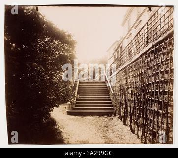 Ein Foto von Parc Delessert, am Quai de Passy in Paris. Atget fängt die ruhige Atmosphäre und die Landschaft des Parks mit seinen Bäumen und Pfaden in Schwarz-weiß-Stil ein. Stockfoto