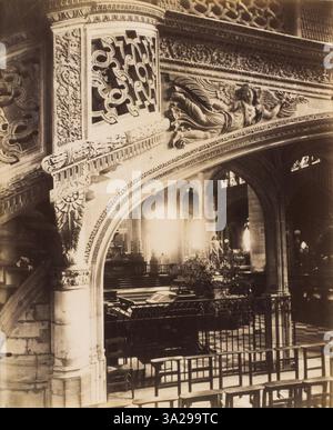 Dieses Foto von Eugène Atget zeigt das komplizierte Jubé (Chorwand) von Biard in der Kirche Saint-Etienne-du-Mont in Paris und zeigt seine architektonischen und künstlerischen Merkmale. Stockfoto