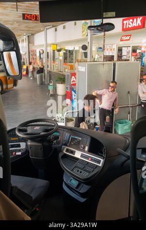 Blick auf die Windschutzscheibe des Fahrers aus einer öffentlichen Busfahrt an der Bushaltestelle auf der Fernfahrt auf der Autobahn Split/Dubrovnik in Kroatien. (138) Stockfoto