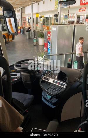 Blick auf die Windschutzscheibe des Fahrers aus einer öffentlichen Busfahrt an der Bushaltestelle auf der Fernfahrt auf der Autobahn Split/Dubrovnik in Kroatien. (138) Stockfoto
