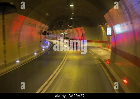 Fahrer Blick auf die Windschutzscheibe von einer öffentlichen Busfahrt im Fernbus, der durch einen mit künstlichem Licht beleuchteten Straßentunnel auf der gut gepflegten neuen Autobahn zwischen Split und Dubrovnik in Kroatien fährt. (138) Stockfoto