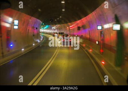 Fahrer Blick auf die Windschutzscheibe von einer öffentlichen Busfahrt im Fernbus, der durch einen mit künstlichem Licht beleuchteten Straßentunnel auf der gut gepflegten neuen Autobahn zwischen Split und Dubrovnik in Kroatien fährt. (138) Stockfoto