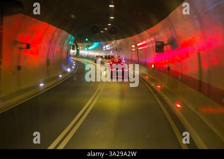 Fahrer Blick auf die Windschutzscheibe von einer öffentlichen Busfahrt im Fernbus, der durch einen mit künstlichem Licht beleuchteten Straßentunnel auf der gut gepflegten neuen Autobahn zwischen Split und Dubrovnik in Kroatien fährt. (138) Stockfoto