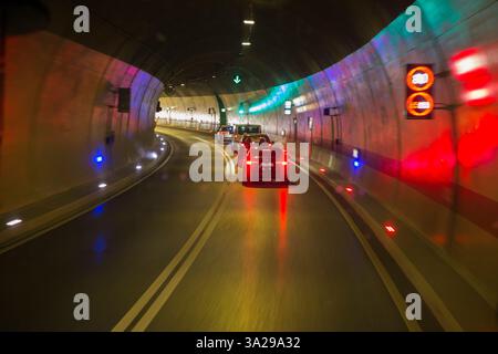 Fahrer Blick auf die Windschutzscheibe von einer öffentlichen Busfahrt im Fernbus, der durch einen mit künstlichem Licht beleuchteten Straßentunnel auf der gut gepflegten neuen Autobahn zwischen Split und Dubrovnik in Kroatien fährt. (138) Stockfoto
