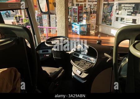 Blick auf die Windschutzscheibe des Fahrers aus einer öffentlichen Busfahrt an der Bushaltestelle auf der Fernfahrt auf der Autobahn Split/Dubrovnik in Kroatien. (138) Stockfoto