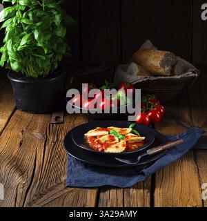 Ravioli alla genovese mit Basilikum und Tomatensauce Stockfoto