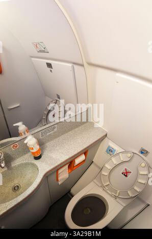 Toilette/Toilette eines Airbus A319-Flugzeugs/Badezimmer auf einem Flugzeug-/Flugzeug-/Flugzeugflug. Das Bild ist eine Panoramaaufnahme von mehr als einem Bild, das zusammengefügt ist. (138) Stockfoto