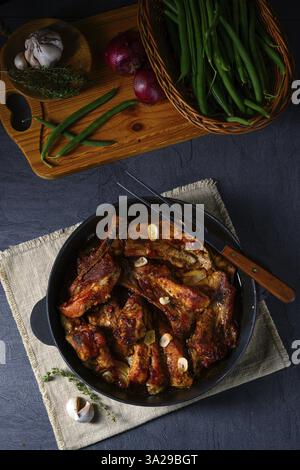 Herzhafte Schweinerippchen mit Knoblauch und Grillsoße Stockfoto