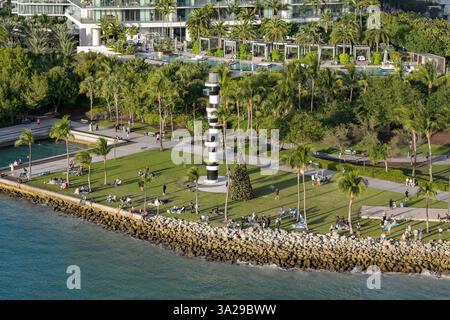 Miami, Florida, USA - 4. Januar 2025: Luftaufnahme des Leuchtturms im South Pointe Park an der Uferpromenade von Miami Beach, Stockfoto