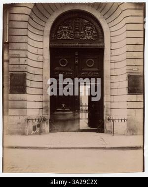 Dieses Foto von Eugène Atget zeigt das Hôtel d'Imbercourt in der Rue de l'Université 15 in Paris und zeigt seine architektonischen Merkmale und historische Bedeutung. Stockfoto