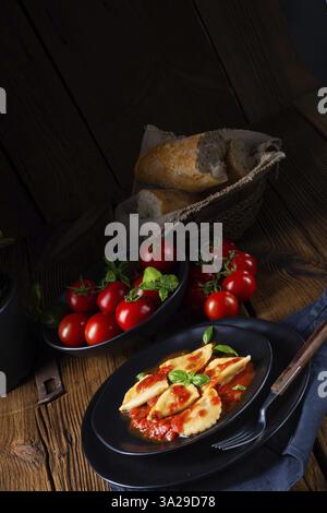 Ravioli alla genovese mit Basilikum und Tomatensauce Stockfoto