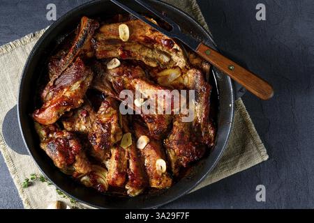 Herzhafte Schweinerippchen mit Knoblauch und Grillsoße Stockfoto
