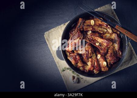Herzhafte Schweinerippchen mit Knoblauch und Grillsoße Stockfoto