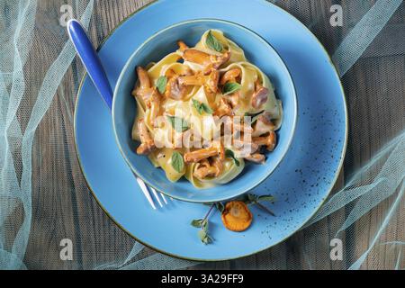 Pappardelle mit Käsesauce und frischen Pfifferlingen Stockfoto