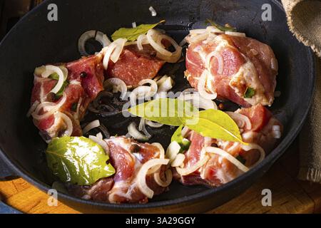 Roher ostfriesischer Snirtje-Braten mit Gewürzen Stockfoto