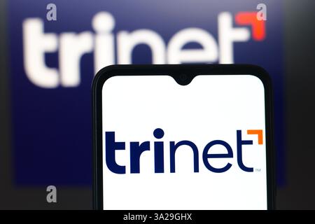 In dieser Abbildung wird das TriNet Group Logo auf einem Smartphone-Bildschirm angezeigt. Stockfoto
