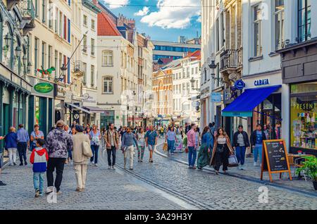 Brüssel, Belgien, 7. Juli 2023: Menschen Touristen gehen die Fußgängerzone mit vielen Geschäften, Geschäften, mittelalterlichen Häusern und alten Gebäuden entlang Stockfoto