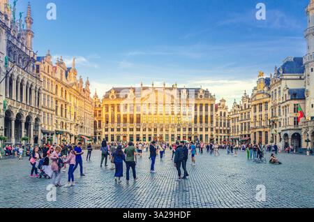 Brüssel, Belgien, 7. Juli 2023: Der Grand-Place Grote Markt großer Marktplatz im historischen Zentrum Brüssels mit Menschenmassen Touristen, House of Stockfoto